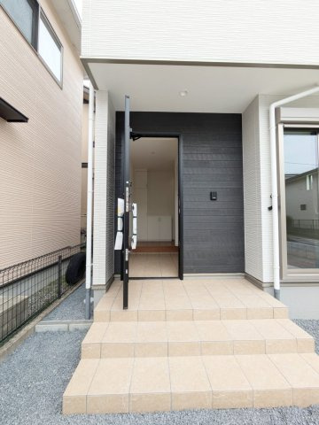 草津市川原3丁目1期　新築戸建の玄関