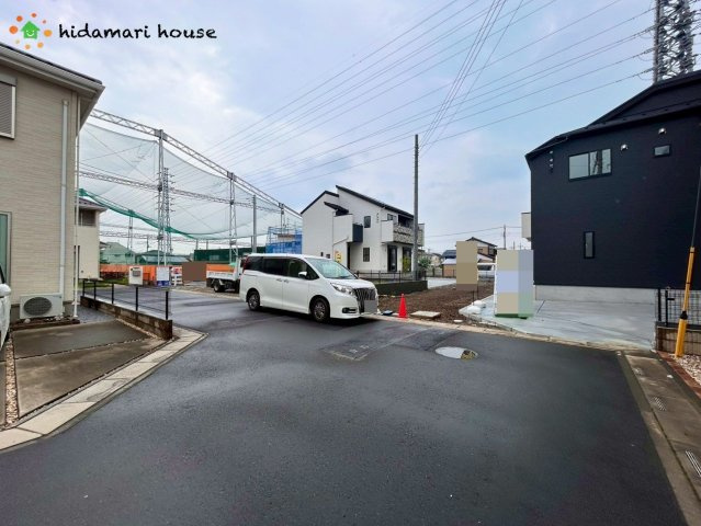 北本市東間7丁目　新築戸建　ブルーミング05の前面道路含む現地写真