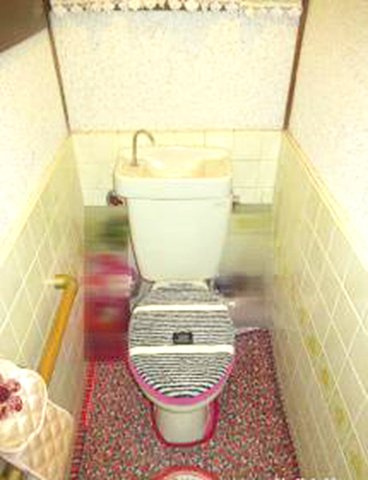 瓦宮1丁目のトイレ|明るく換気も安心な、窓があるトイレ