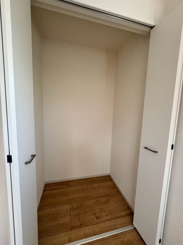 入間市東藤沢1丁目新築戸建の収納|ご家族の衣類や季節外の荷物などもたっぷりと収納できる、大容量の便利なクローゼット！お部屋のスペースをいつでもすっきりと広く保つことができ、整理整頓もしやすい嬉しい収納設計です。