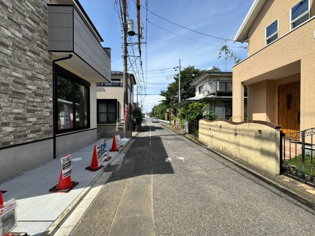 入間市東藤沢1丁目新築戸建の前面道路含む現地写真