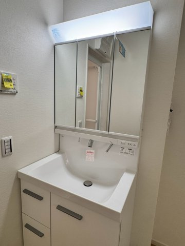 入間市東藤沢1丁目新築戸建の独立洗面台|毎日の身だしなみチェックやヘアセットがスムーズに行える、機能的なシャンプードレッサー！洗面台下やミラー裏にはたっぷりと収納スペースが備わっており、散らかりがちな小物もすっきりと片付きます。