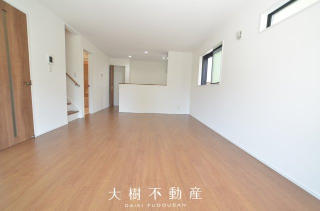 【居間・リビング】 | 座間市南栗原6丁目　新築戸建て　全１棟【仲介手数料無料】