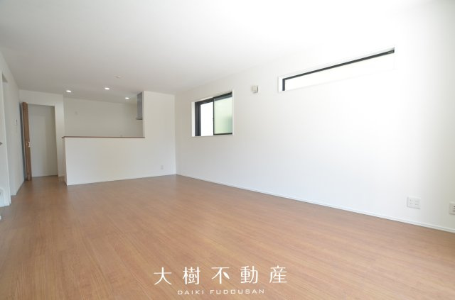 【居間・リビング】 | 座間市南栗原6丁目　新築戸建て　全１棟【仲介手数料無料】