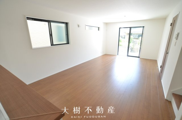 【居間・リビング】 | 座間市南栗原6丁目　新築戸建て　全１棟【仲介手数料無料】 | □■海老名市を中心に地域密着で営業している不動産会社です■□