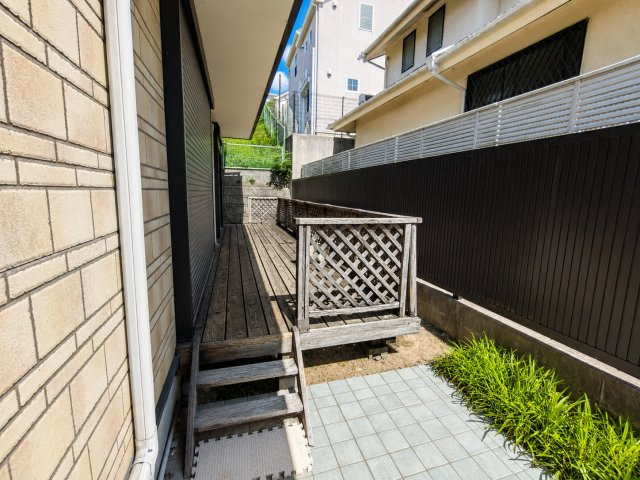 成田東町　中古一戸建ての庭|ウッドデッキ
■物件内覧・資金計画相談・住宅ローン相談、リフォーム相談、お問合せ受付中■
※当日・翌日のご内覧、ご相談はお電話でのお問合せがスムーズです！
