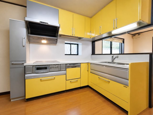 成田東町　中古一戸建てのキッチン|１階キッチン　食器洗い乾燥機付き
■物件内覧・資金計画相談・住宅ローン相談、リフォーム相談、お問合せ受付中■
※当日・翌日のご内覧、ご相談はお電話でのお問合せがスムーズです！