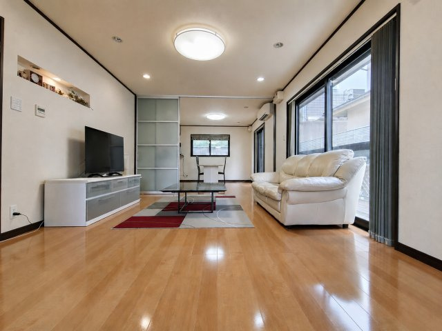成田東町　中古一戸建ての居間・リビング|LDK24.0帖
■物件内覧・資金計画相談・住宅ローン相談、リフォーム相談、お問合せ受付中■
※当日・翌日のご内覧、ご相談はお電話でのお問合せがスムーズです！