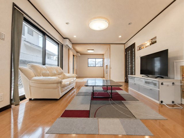 成田東町　中古一戸建ての居間・リビング|リビング10.0帖
■物件内覧・資金計画相談・住宅ローン相談、リフォーム相談、お問合せ受付中■
※当日・翌日のご内覧、ご相談はお電話でのお問合せがスムーズです！