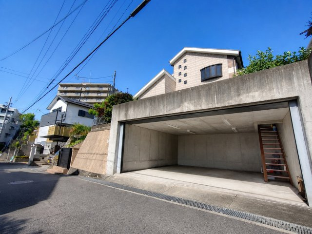 成田東町　中古一戸建ての駐車場|駐車２台
■物件内覧・資金計画相談・住宅ローン相談、リフォーム相談、お問合せ受付中■
※当日・翌日のご内覧、ご相談はお電話でのお問合せがスムーズです！