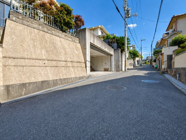 成田東町　中古一戸建ての前面道路含む現地写真|■物件内覧・資金計画相談・住宅ローン相談、リフォーム相談、お問合せ受付中■
※当日・翌日のご内覧、ご相談はお電話でのお問合せがスムーズです！
