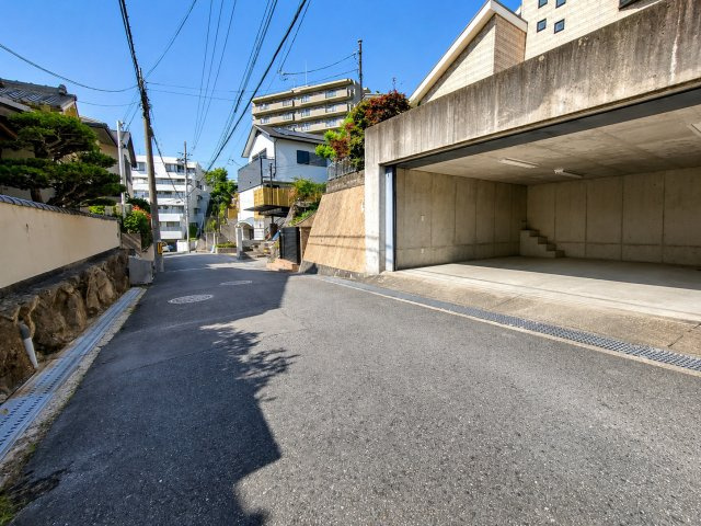 成田東町　中古一戸建ての前面道路含む現地写真|■物件内覧・資金計画相談・住宅ローン相談、リフォーム相談、お問合せ受付中■
※当日・翌日のご内覧、ご相談はお電話でのお問合せがスムーズです！