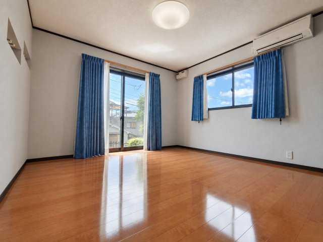 成田東町　中古一戸建ての洋室|洋室8.0帖
■物件内覧・資金計画相談・住宅ローン相談、リフォーム相談、お問合せ受付中■
※当日・翌日のご内覧、ご相談はお電話でのお問合せがスムーズです！