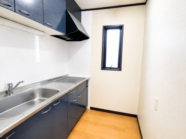 成田東町　中古一戸建てのキッチン|２階キッチン　IHクッキングヒーター
■物件内覧・資金計画相談・住宅ローン相談、リフォーム相談、お問合せ受付中■
※当日・翌日のご内覧、ご相談はお電話でのお問合せがスムーズです！