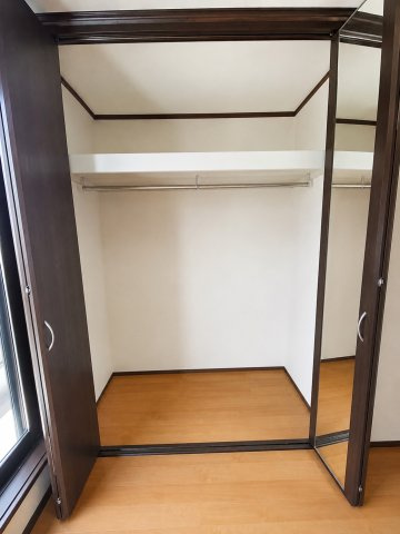 成田東町　中古一戸建ての収納|洋室のクローゼット
■物件内覧・資金計画相談・住宅ローン相談、リフォーム相談、お問合せ受付中■
※当日・翌日のご内覧、ご相談はお電話でのお問合せがスムーズです！
