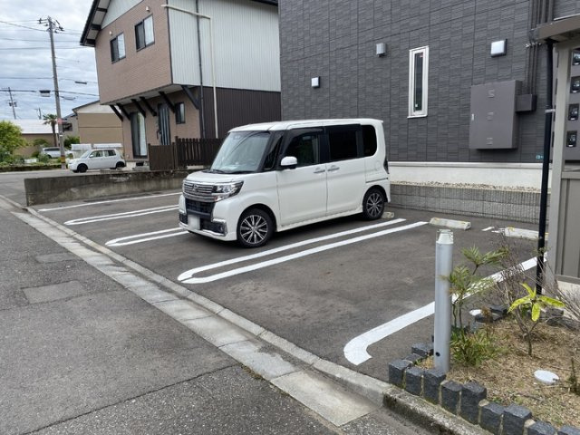Flourish大宮（ﾌﾗｰﾘｯｼｭｵｵﾐﾔ）の駐車場