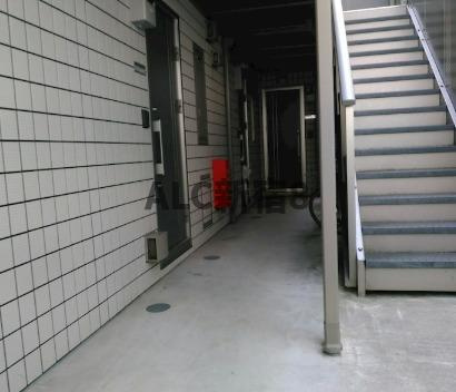 新宿区百人町１丁目のアパートのロビー