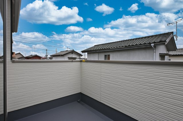 【バルコニー】 | 太田市東矢島町1期　テラシエ | 広々としたバルコニーはお天気の日にはとっても気持ちがいい♪