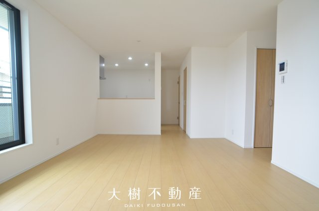 【居間・リビング】 | 座間市相模が丘3丁目　新築戸建て　全１棟【仲介手数料無料】