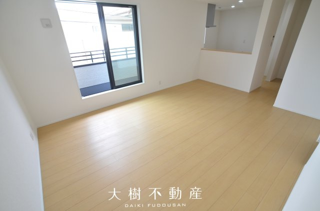 【居間・リビング】 | 座間市相模が丘3丁目　新築戸建て　全１棟【仲介手数料無料】 | □■海老名市を中心に地域密着で営業している不動産会社です■□