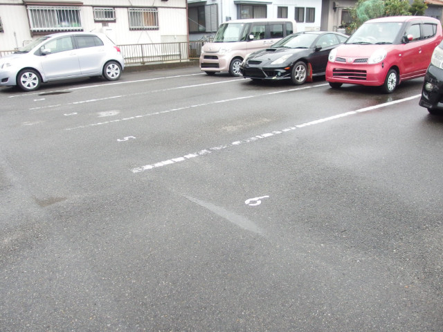 ウィステリア森越の駐車場