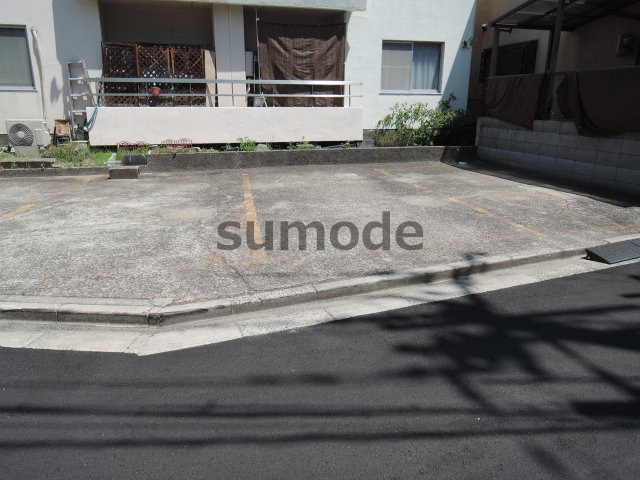 マンション緑町の駐車場