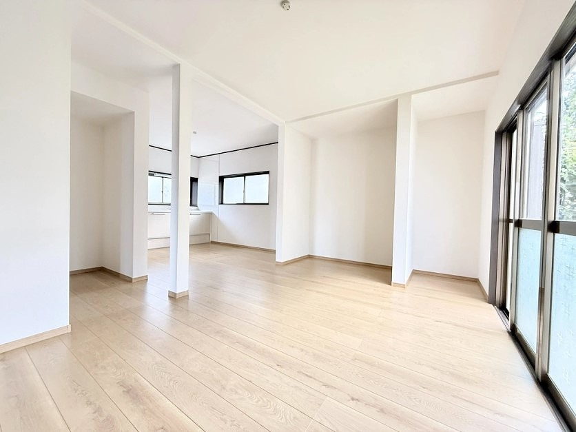 小山市羽川の居間・リビング|掃き出し窓から光を取り込むLDK。白を基調とした内装で、お好みの家具を合わせやすい空間です。