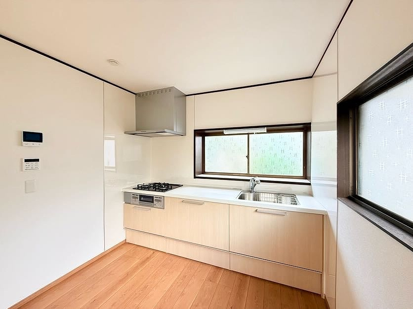 小山市羽川のキッチン|窓が2面にあり、換気しやすい壁付けキッチン。調理スペースや収納も備え、毎日の料理を効率よく進められます。