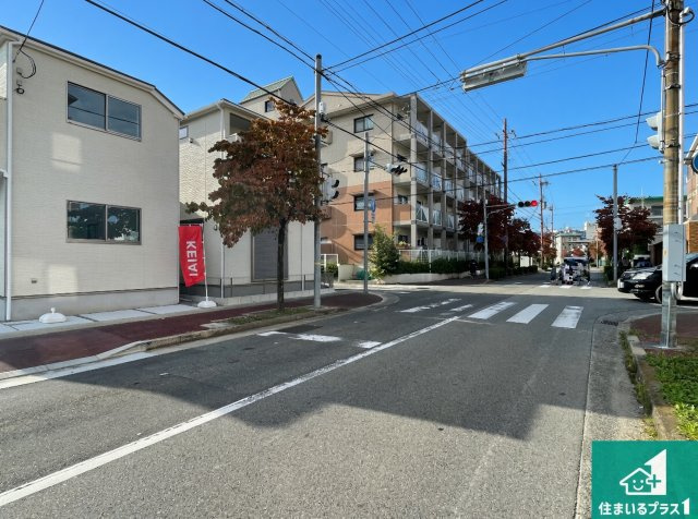 ■伊丹市荻野　第3期　新築一戸建ての前面道路含む現地写真|周辺は閑静な住宅街！前面道路広々で車の出し入れも便利です。駐車が苦手な方でも安心して車庫入れできます！
