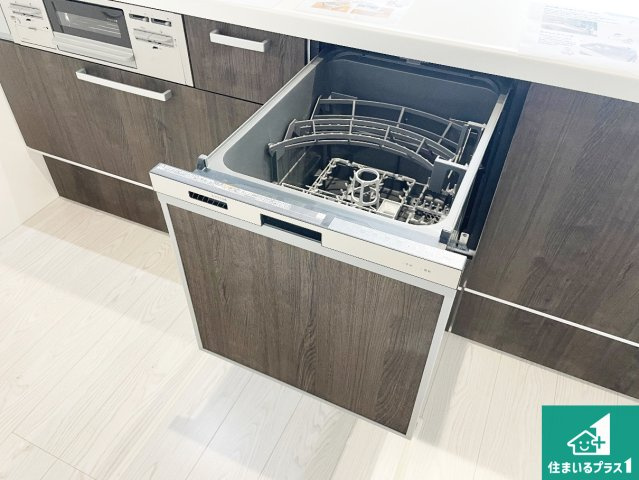 ■伊丹市荻野　第3期　新築一戸建ての設備|食事後の一仕事、食器洗いをボタン一つでお任せできちゃいます！場所を取らないビルトイン式なので、お料理スペースもしっかり確保！