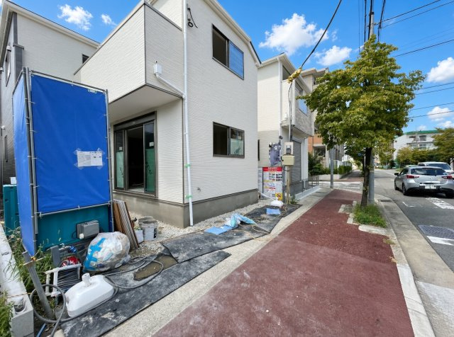 伊丹市荻野　第3期　新築一戸建ての前面道路含む現地写真|周辺は落ち着いた街並みの住宅地！子育てがしやすい住環境です！まだ未完成ですが、現地でしかわからない事もございます。是非一度ご覧ください。