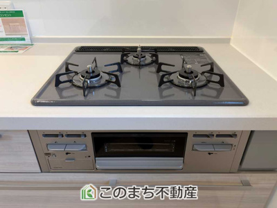 【キッチン】 | ワイウッドコート小山市羽川第2期　 | 3口ビルトインコンロで同時調理可能☆時短家事につながりますね☆