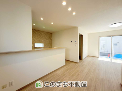 【居間・リビング】 | ワイウッドコート小山市羽川第2期　 | 窓が多く明るいリビングスペース☆ご家族の団らんを明るい日差しがが照らします☆