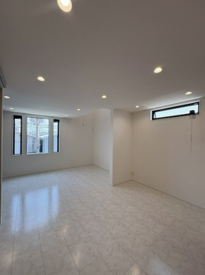 【居間・リビング】 | 堺市中区福田　新築戸建 | 南向きのリビングは陽当たり・通風ともに良好です！