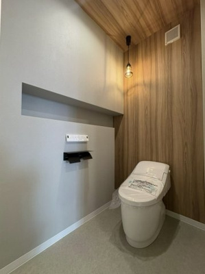 【トイレ】 | 堺市中区福田　新築戸建 | 2階トイレはお手入れもしやすいタンクレストイレを採用！木目調のクロスが空間を演出！
