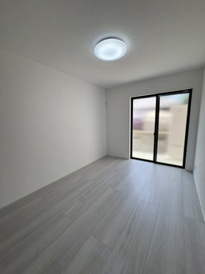 【洋室】 | 堺市中区福田　新築戸建 | 洋室6.1帖は洗面・浴室への動線が整っているので、お休み前の準備もスムーズ！