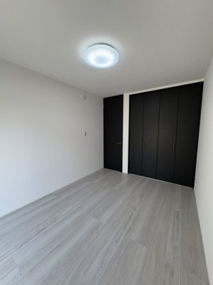 【洋室】 | 堺市中区福田　新築戸建 | 扉のカラーがアクセントになったスタイリッシュなお部屋です。