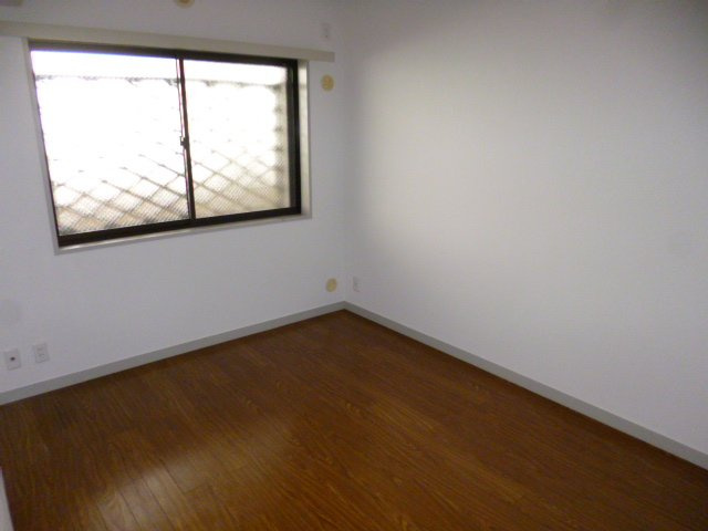 リズ市川平田の洋室