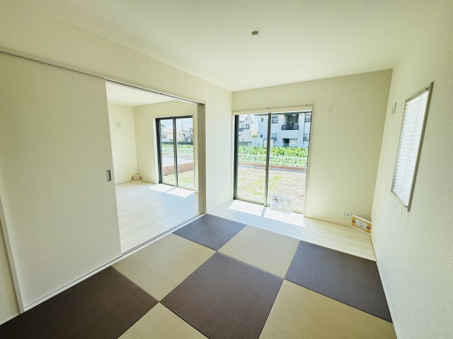 新築　渋川市金井第19　Livele Garden.S　4号棟の和室|現地写真　リビング隣の和室はお子様の遊び部屋としてもちょうどいいですね♪							
							
