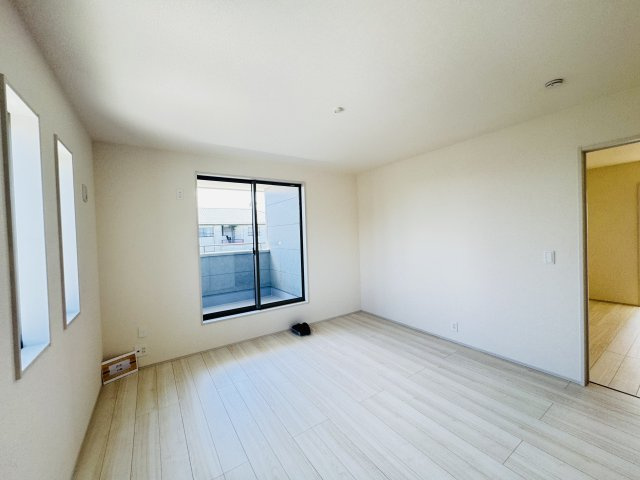 新築　渋川市金井第19　Livele Garden.S　4号棟の洋室|現地写真　全室南向きで明るいお部屋、子供部屋は明るい方が良いですよね♪							
　					

				
　					
	

