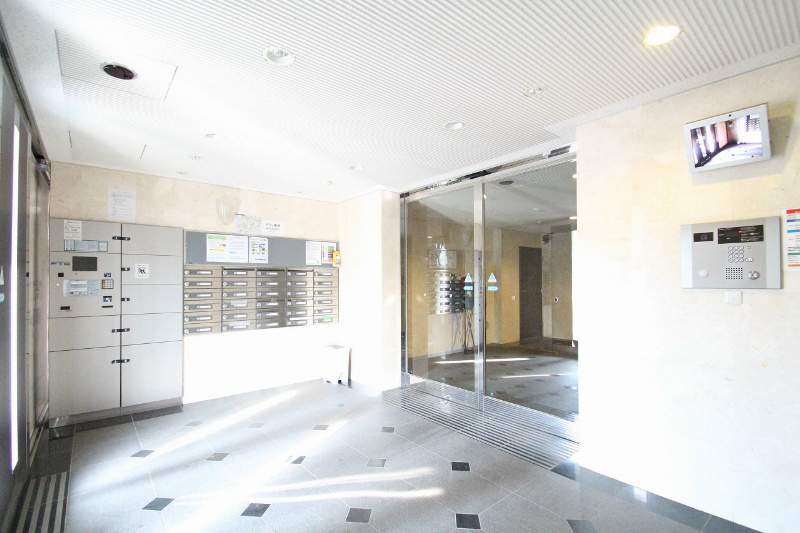 横浜市保土ケ谷区岡沢町の賃貸マンションのエントランス