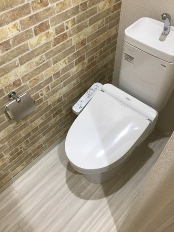 温水洗浄便座付きのトイレです♪