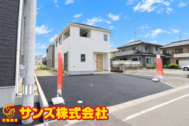 郡山市横塚6丁目　　　１号棟　　芳賀小学校、郡山第４中学区の外観|南東側から見た駐車場を含む外観♪