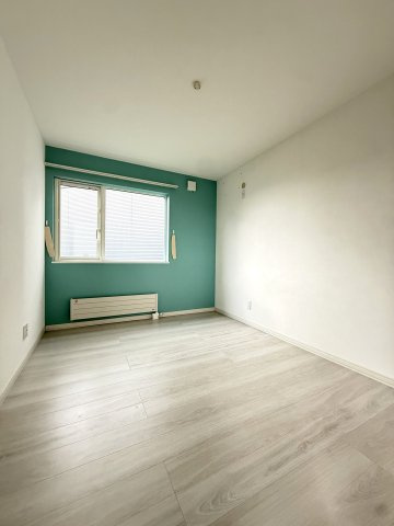 東雁来9条4丁目の洋室