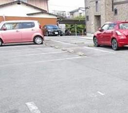 ビィーブルボナールの駐車場|同物件の別号室の写真です。
現況を優先とします。