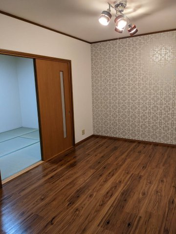 西宮市天道町のハイツの居間・リビング