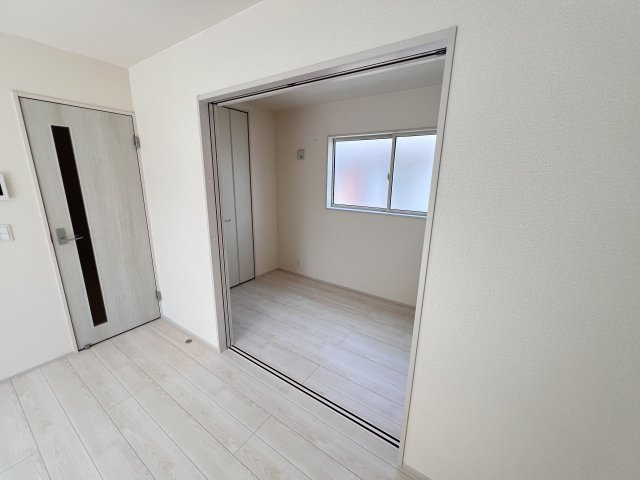 新築　藤岡市下大塚　Livele Garden.S　１号棟の和室|　リビング隣の和室はお子様の遊び部屋としてもちょうどいいですね♪							
