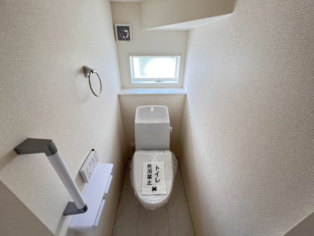 新築　藤岡市下大塚　Livele Garden.S　１号棟のトイレ|　節水タイプのウォシュレット付きトイレ、水道料節約に一役買います！
