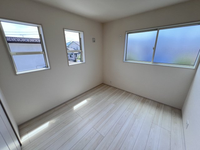新築　藤岡市下大塚　Livele Garden.S　１号棟の洋室|　日当たりと風通しの良い二面採光♪						
					
					
