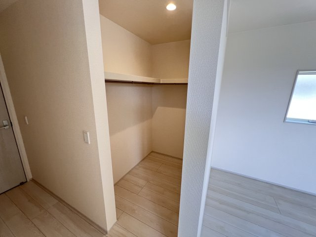 新築　藤岡市下大塚　Livele Garden.S　１号棟の収納|　主寝室の大型のウォークインクローゼットは収納ラクラク、お部屋スッキリ♪							
